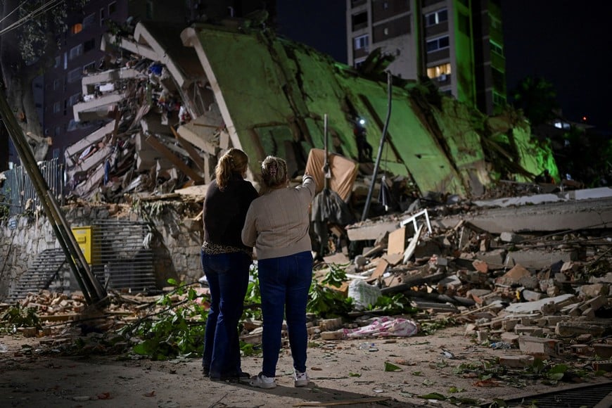 Fanny Nasri waits at the site of a collapsed building as emergency workers search for her son, Antonio Nasri, alongside Noemi Cordoba, who awaits news of her granddaughter, after an earthquake in Caracas, Venezuela, June 25, 2026. REUTERS/Gaby Oraa     TPX IMAGES OF THE DAY