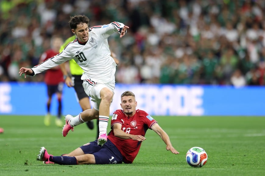 (260624) -- CIUDAD DE MEXICO, 24 junio, 2026 (Xinhua) -- El jugador Michal Sadilek (abajo), de la República Checa, disputa el balón con Mateo Chávez (arriba), de México, durante el partido del Grupo A de la fase de grupos de la Copa Mundial de la FIFA 2026, celebrado en el Estadio Ciudad de México, en la Ciudad de México, capital de México, el 24 de junio de 2026. (Xinhua/Francisco Cañedo) (da) (ah)