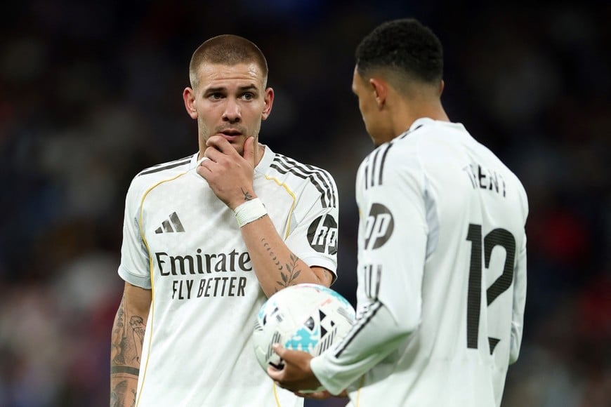Soccer Football - LaLiga - Real Madrid v Real Oviedo - Santiago Bernabeu, Madrid, Spain - May 14, 2026
Real Madrid's Franco Mastantuono and Trent Alexander-Arnold prepare to take a free kick REUTERS/Isabel Infantes