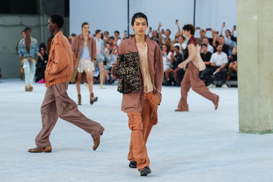 Models present creations from the Dries Van Noten Menswear Spring-Summer 2027 collection during the Men's Fashion Week in Paris, France, June 25, 2026. REUTERS/Gonzalo Fuentes