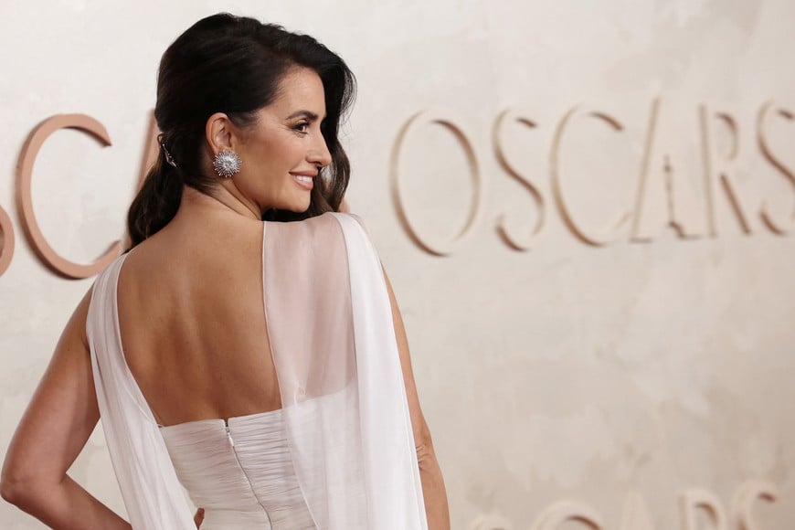 Penelope Cruz poses during the Oscars arrivals at the 97th Academy Awards in Hollywood, Los Angeles, California, U.S., March 2, 2025. REUTERS/Mario Anzuoni