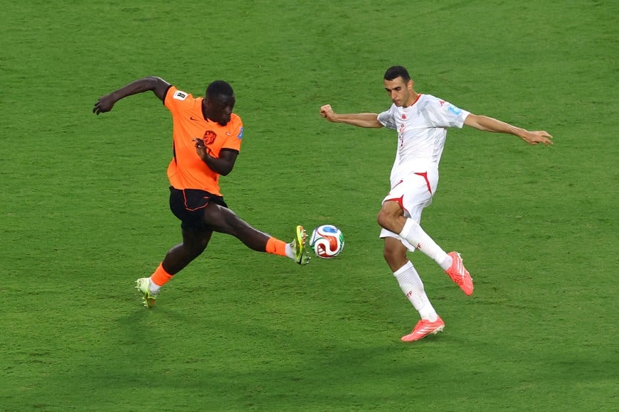 Soccer Football - FIFA World Cup 2026 - Group F - Tunisia v Netherlands - Kansas City Stadium, Kansas City, Missouri, U.S. - June 25, 2026
Netherlands' Brian Brobbey in action with Tunisia's Ellyes Skhiri REUTERS/Bernadett Szabo
