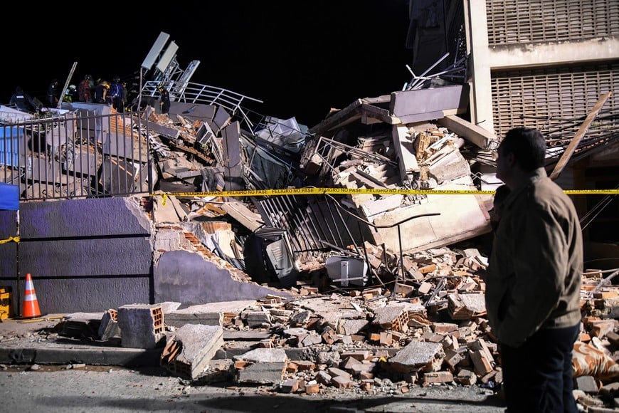 (260624) -- CARACAS, 24 junio, 2026 (Xinhua) -- Rescatistas laboran en un edificio derrumbado luego de la ocurrencia de dos terremotos, en el municipio de Libertador de Caracas, Venezuela, el 24 de junio de 2026. La presidenta encargada de Venezuela, Delcy Rodríguez, anunció la noche del miércoles el estado de emergencia nacional tras la ocurrencia de dos terremotos seguidos en territorio venezolano, uno de magnitud 7,2 y otro de 7,5 en la escala de Richter. (Xinhua/Marcos Salgado) (ms) (da) (ah)