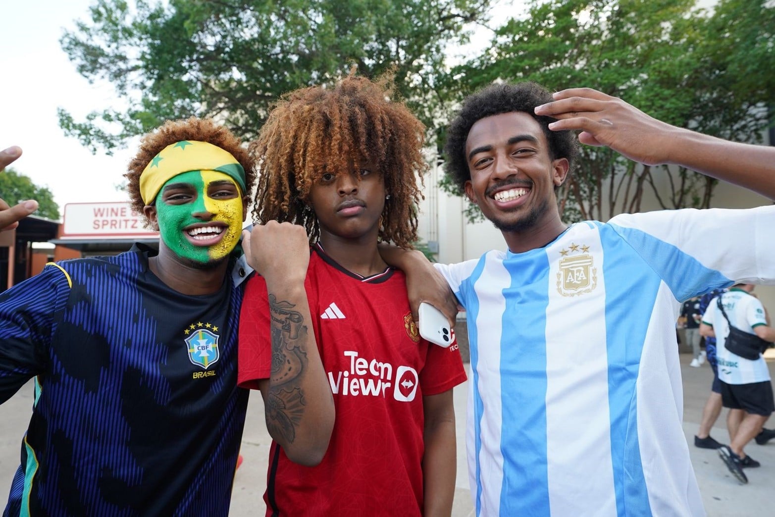 De todas las latitudes y nacionalidades. El que tiene la camiseta argentina no es argentino, otra tendencia.