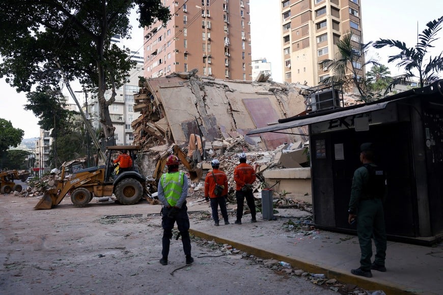 Emergency services work at the site of a collapsed building after earthquakes hit the country, in Caracas, Venezuela, June 25, 2026. REUTERS/Leonardo Fernandez Viloria