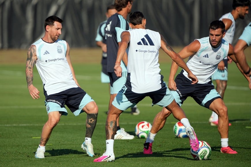 Soccer Football - FIFA World Cup 2026 - Argentina Training - Sporting KC Training Centre, Kansas City, Kansas, U.S. - June 24, 2026
Argentina's Lionel Messi, Giovani Lo Celso, and teammates during training IMAGN IMAGES via Reuters/Denny Medley