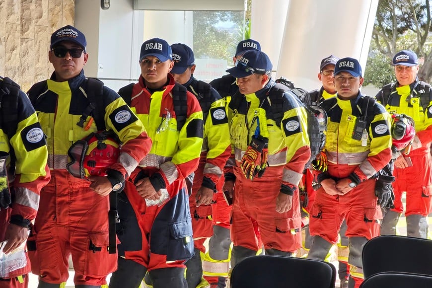 (260625) -- LATACUNGA, 25 junio, 2026 (Xinhua) -- Integrantes del equipo USAR ECU-01 del Cuerpo de Bomberos del Distrito Metropolitano de Quito ingresan al área de embarque del Aeropuerto Internacional Cotopaxi, previo a partir hacia Venezuela para apoyar las labores de respuesta tras los terremotos registrados en ese país, en Latacunga, en provincia de Cotopaxi, Ecuador, el 25 de junio de 2026. Un contingente de 46 bomberos rescatistas especializados de Ecuador viajó el jueves a Venezuela para apoyar las labores de búsqueda y rescate tras la emergencia provocada por dos terremotos que sacudieron al país caribeño, informó la cancillería ecuatoriana. (Xinhua/Str) (rl) (rtg) (ah)