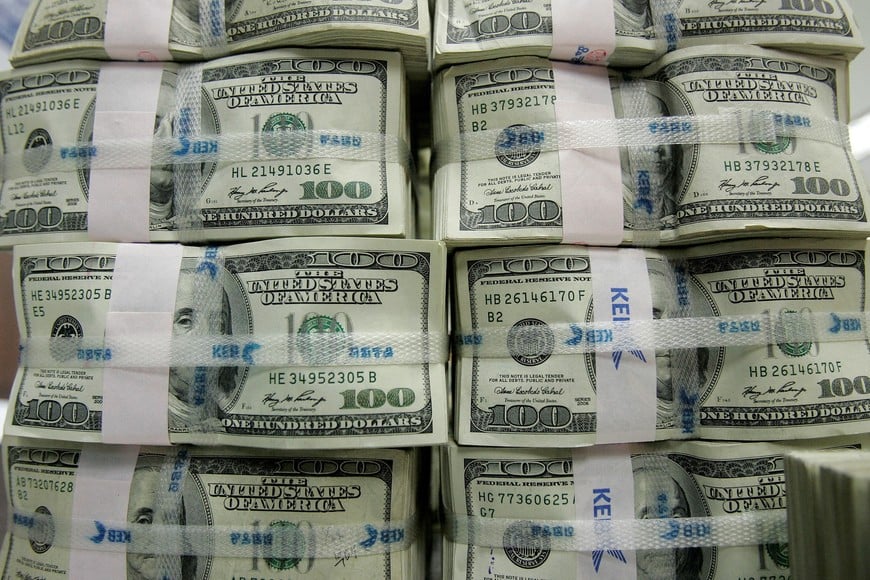 FILE PHOTO: FILE PHOTO: Stacks of one hundred dollar notes are piled up for counting at the headquarters of the Korea Exchange Bank in Seoul February 3, 2009. REUTERS/Jo Yong-Hak/File Photo/File Photo