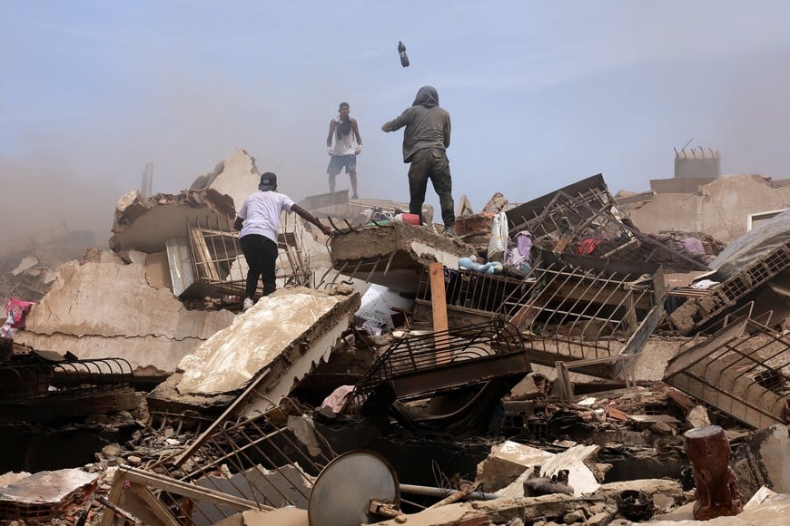 People search for casualties amid the rubble of collapsed buildings, in the aftermath of earthquakes in La Guaira, Venezuela, June 25, 2026. REUTERS/Gaby Oraa