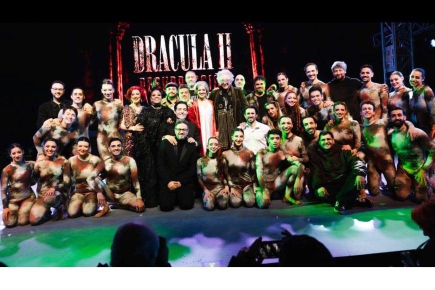 “Drácula II: Resurrección”: Todo el elenco y el staff, con 28 artistas en escena, en el saludo final.