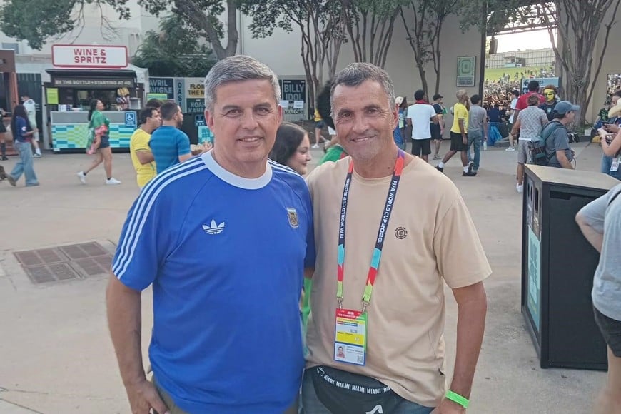 Baldasarre junto al enviado de El Litoral en el fan fest instalado en pleno centro de Dallas