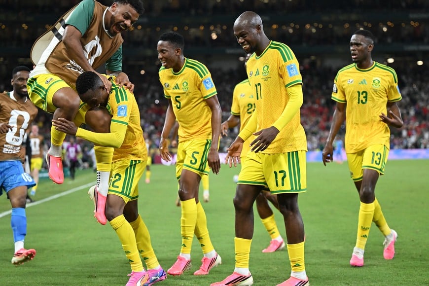 (260624) -- MONTERREY, 24 junio, 2026 (Xinhua) -- El jugador Thapelo Maseko (3-i), de Sudáfrica, festeja su anotación con sus compañeros durante el partido del Grupo A de la fase de grupos de la Copa Mundial de la FIFA 2026 ante la República de Corea, celebrado en el Estadio Monterrey, en Monterrey, México, el 24 de junio de 2026. (Xinhua/Lucio Tavora) (da)