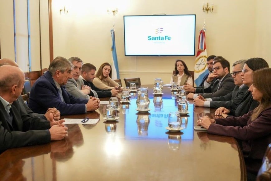 Una delegación oriental se interiorizó sobre las políticas de seguridad y de educación que aplica la gestión provincial. En Casa Gris conocieron el tablero de monitoreo de las programas en marcha.