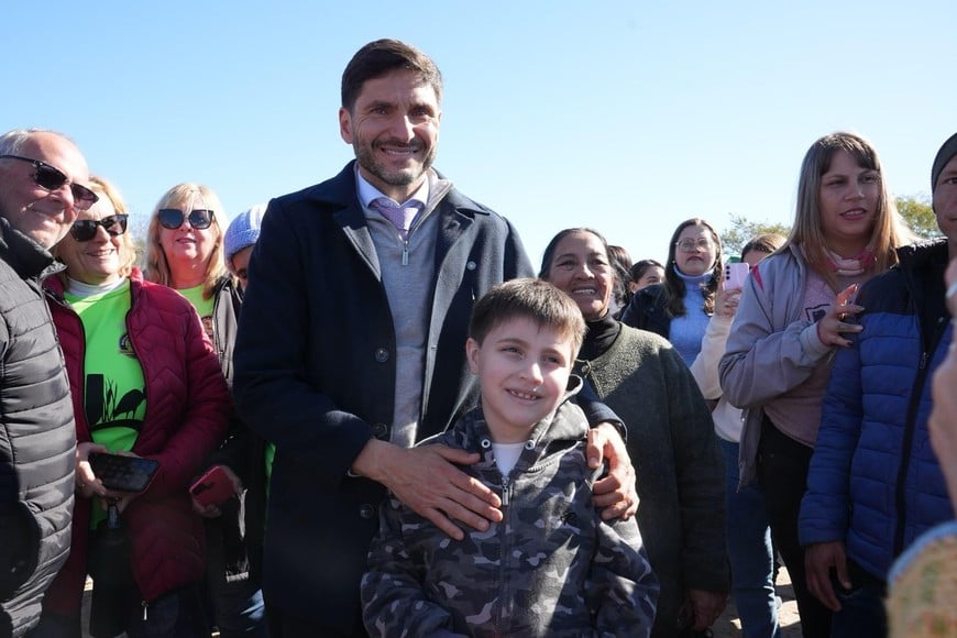 Pullaro inauguró el puente sobre el arroyo El Pindó junto a autoridades provinciales y locales.