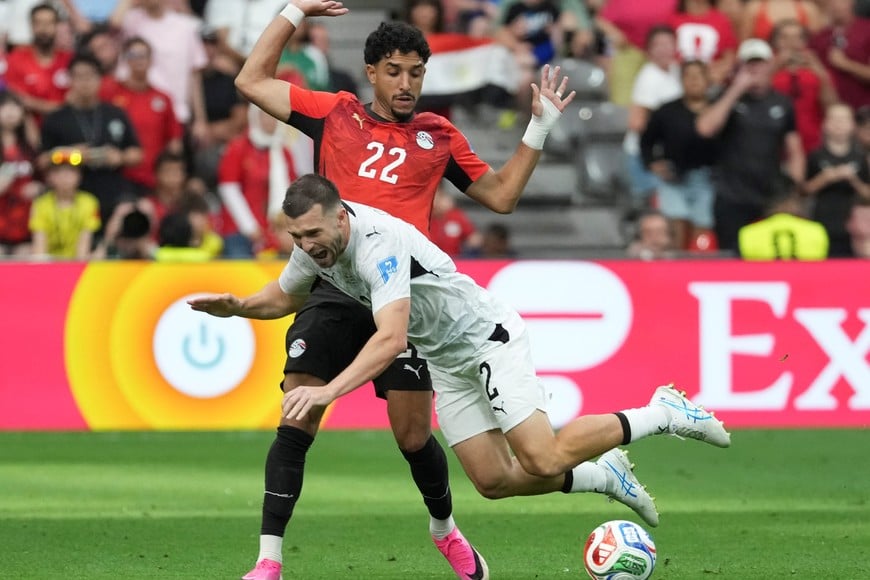 (260621) -- VANCOUVER, 21 junio, 2026 (Xinhua) -- El jugador Tim Payne (frente), de Nueva Zelanda, disputa el balón con Omar Marmoush (atrás), de Egipto, durante el partido del Grupo G de la fase de grupos de la Copa Mundial de la FIFA 2026, celebrado en el Estadio BC Place Vancouver, en Vancouver, Canadá, el 21 de junio de 2026. (Xinhua/Meng Yongmin) (rtg) (vf)
