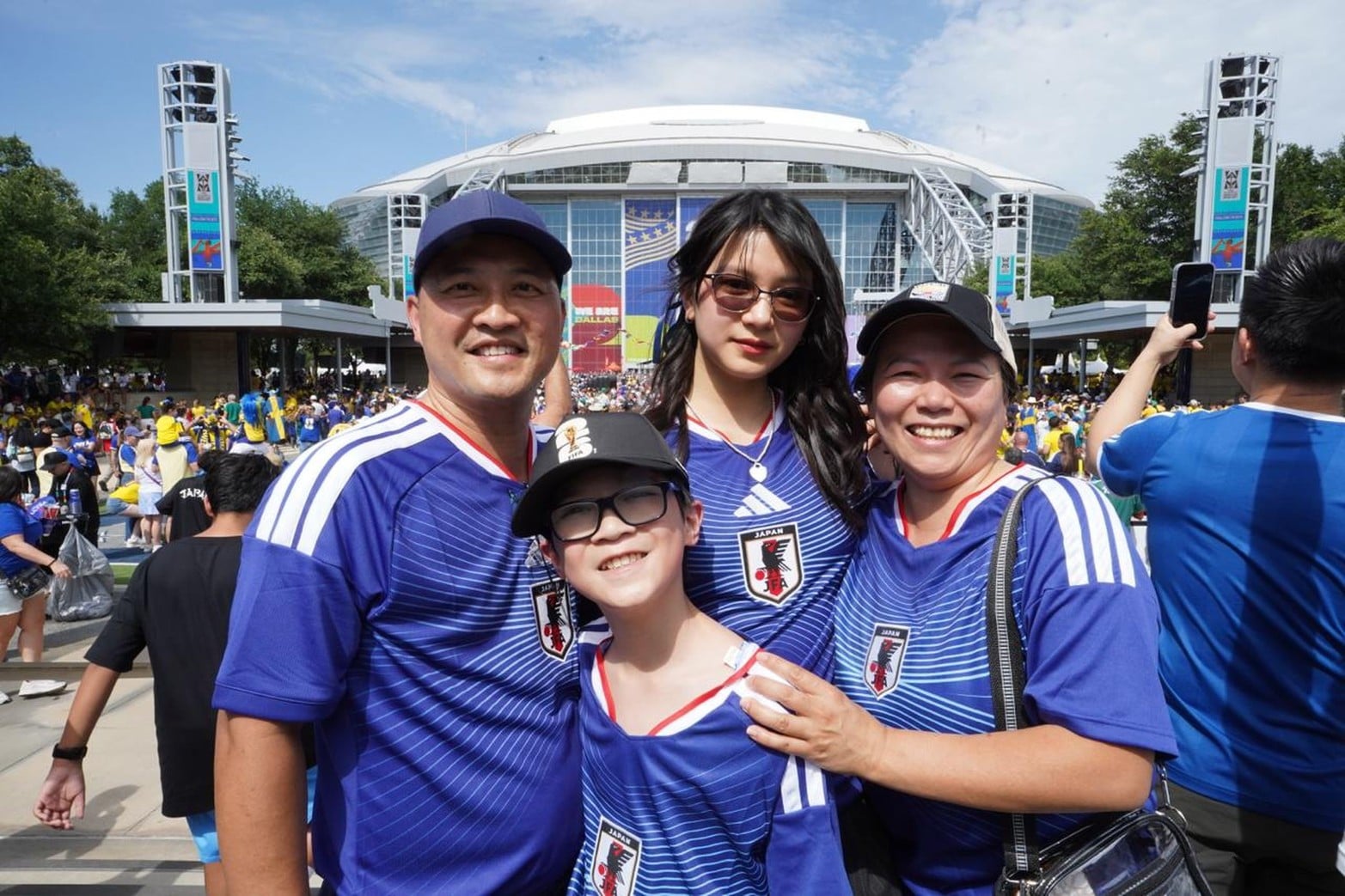 El color de los hinchas en el Mundial las parcialidades de Japón y Suecia