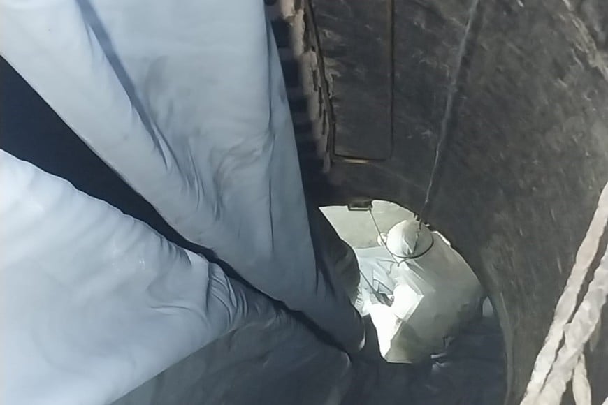 La manga, que pesa varias toneladas, se coloca dentro del caño cloacal. Luego será inflada y sellada para recubrir la cañería por dentro. Foto: Gentileza