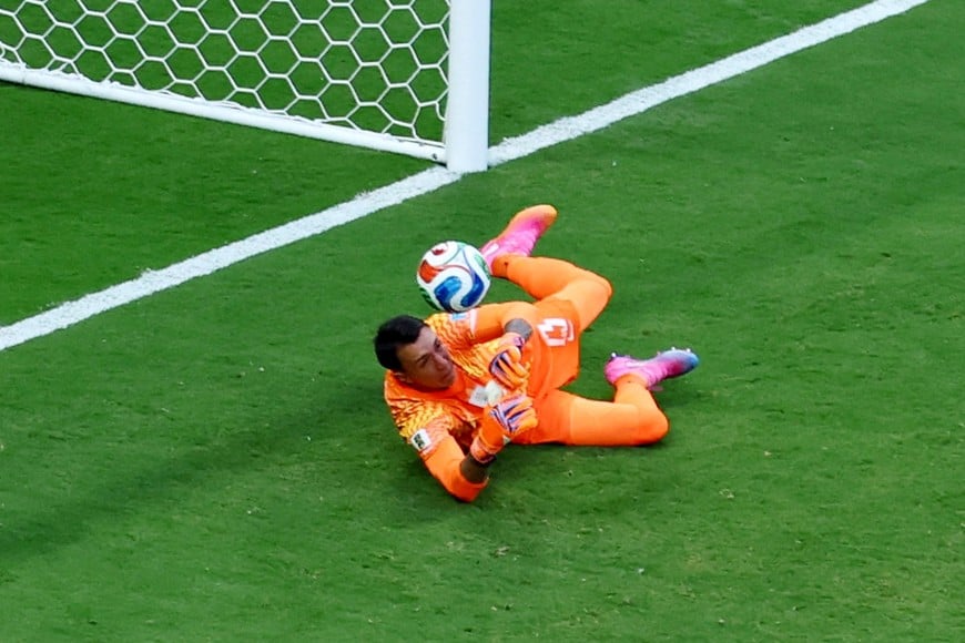 Soccer Football - FIFA World Cup 2026 - Group H - Uruguay v Spain - Estadio Guadalajara, Guadalajara, Mexico - June 26, 2026
Spain's Alex Baena scores their first goal past Uruguay's Fernando Muslera REUTERS/Raquel Cunha