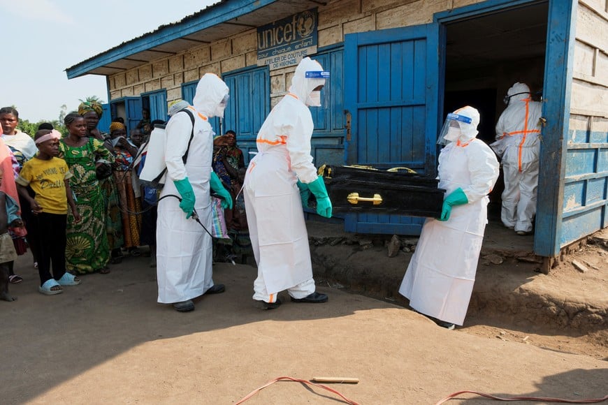 Health workers wearing personal protective equipment (PPE) carry the coffin of a child who is suspected to have died of Ebola for burial at the Kigonze displaced persons camp, one month after an Ebola outbreak was declared, in Bunia, eastern Democratic Republic of Congo, June 18, 2026. REUTERS/Gradel Muyisa Mumbere

REFILE - CORRECTING INFORMATION TO ADD THAT THE VICTIMS WERE SUSPECTED EBOLA CASES