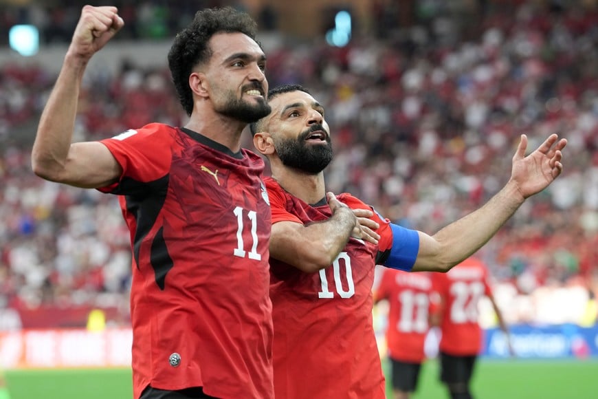 (260621) -- VANCOUVER, 21 junio, 2026 (Xinhua) -- El jugador Mohamed Salah (d), de Egipto, festeja su anotación con su compañero Mostafa Zico (i) durante el partido del Grupo G de la fase de grupos de la Copa Mundial de la FIFA 2026 ante Nueva Zelanda, celebrado en el Estadio BC Place Vancouver, en Vancouver, Canadá, el 21 de junio de 2026. (Xinhua/Meng Yongmin) (rtg) (vf)