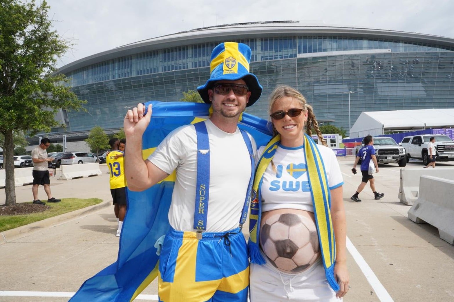 El color de los hinchas en el Mundial las parcialidades de Japón y Suecia