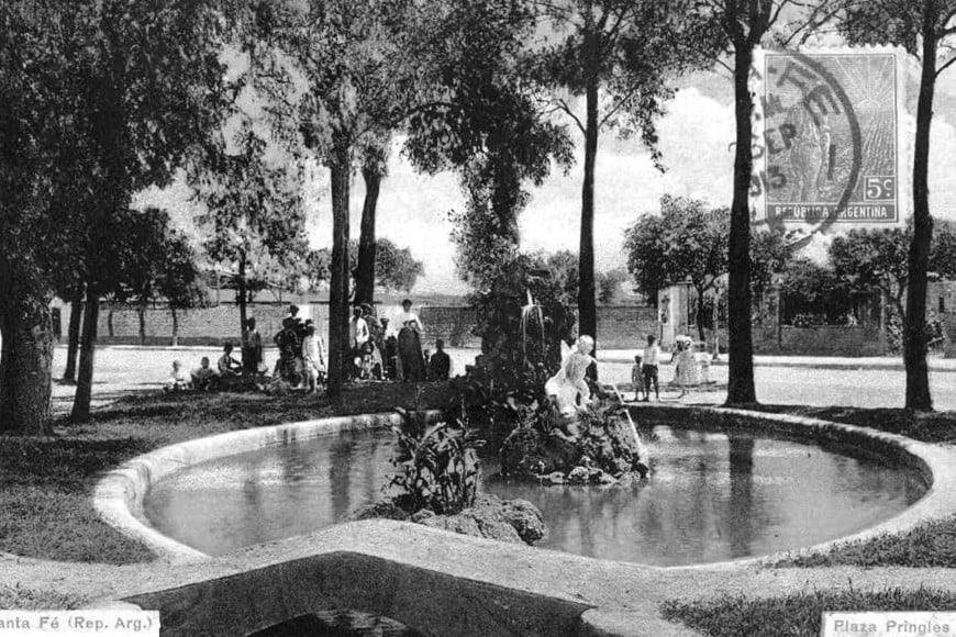 Fuente ornamental de la Plaza Coronel Pringles en los primeros años del siglo XX.  Banco de imágenes "Florián Paucke".