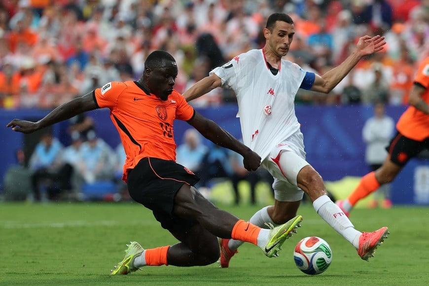 (260625) -- KANSAS CITY, 25 junio, 2026 (Xinhua) -- El jugador Ellyes Skhiri (d), de Túnez, disputa el balón con Brian Brobbey (i), de Países Bajos, durante el partido del Grupo F de la fase de grupos de la Copa Mundial de la FIFA 2026, celebrado en el Estadio Kansas City, en Kansas City, Estados Unidos, el 25 de junio de 2026. (Xinhua/Li Ying) (rtg) (ah)