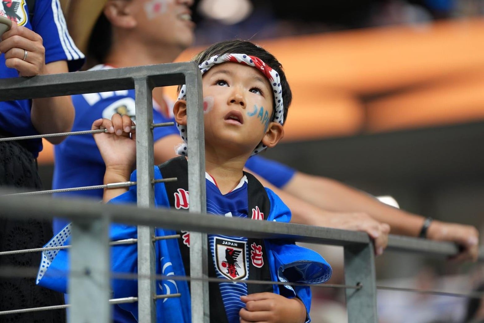 El color de los hinchas en el Mundial las parcialidades de Japón y Suecia