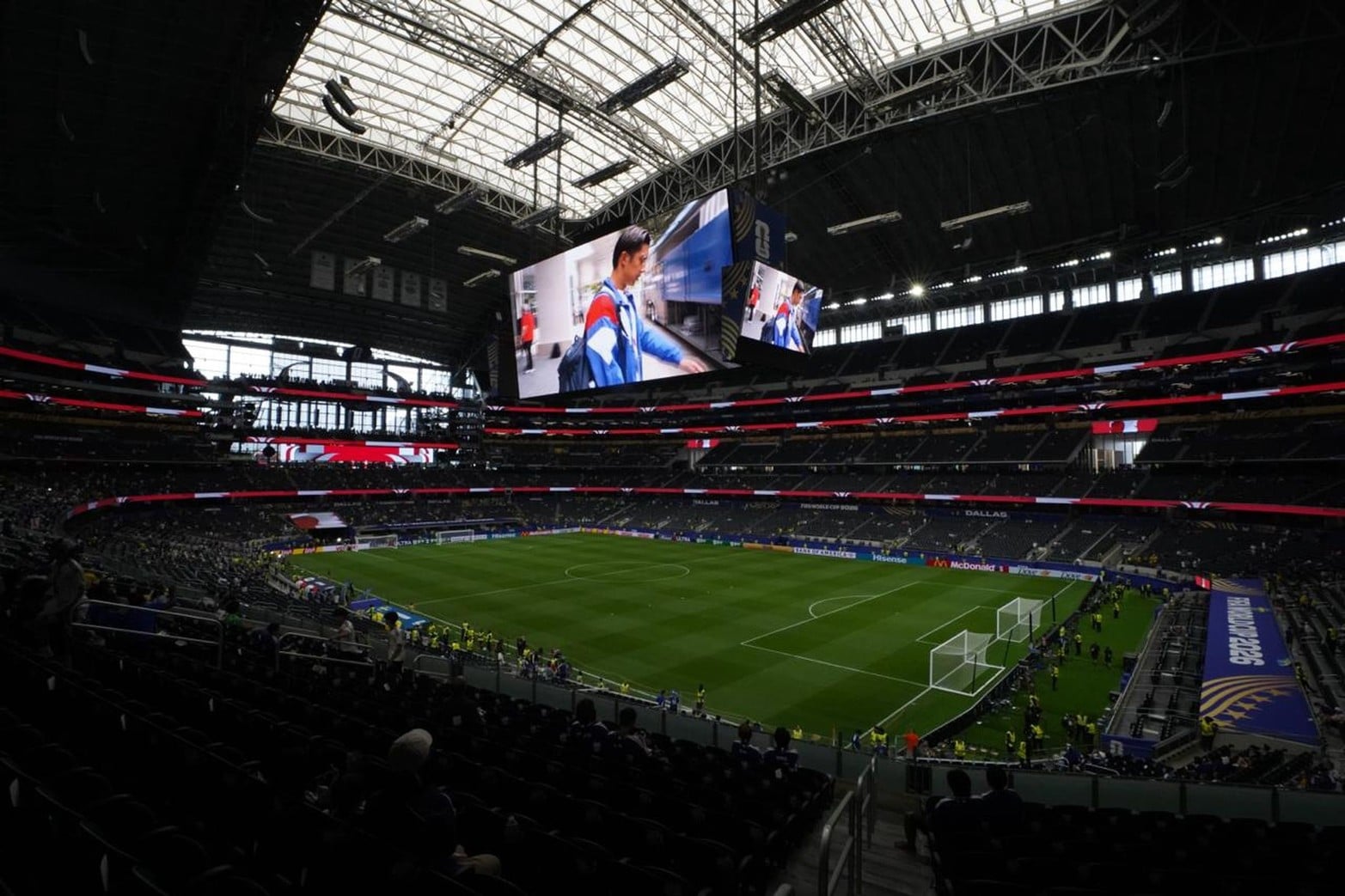 El color de los hinchas en el Mundial las parcialidades de Japón y Suecia