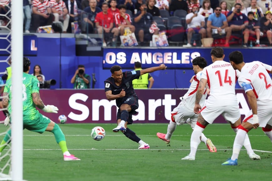 (260625) -- LOS ÁNGELES, 25 junio, 2026 (Xinhua) -- El jugador Auston Trusty (2-i), de Estados Unidos, dispara para marcar su anotación durante el partido del Grupo D de la fase de grupos de la Copa Mundial de la FIFA 2026 ante Turquía, celebrado en el Estadio Los Ángeles, en Los Ángeles, Estados Unidos, el 25 de junio de 2026. (Xinhua/Bai Xuefei) (rtg) (ah)