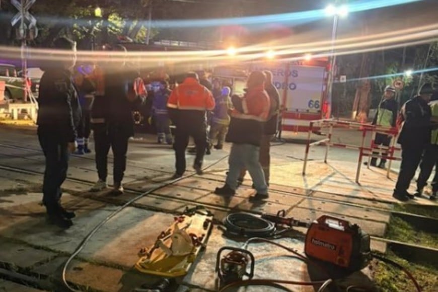 Bomberos y agentes policiales trabajaron en el lugar.