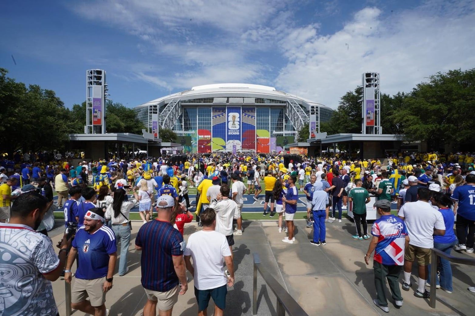 El color de los hinchas en el Mundial las parcialidades de Japón y Suecia