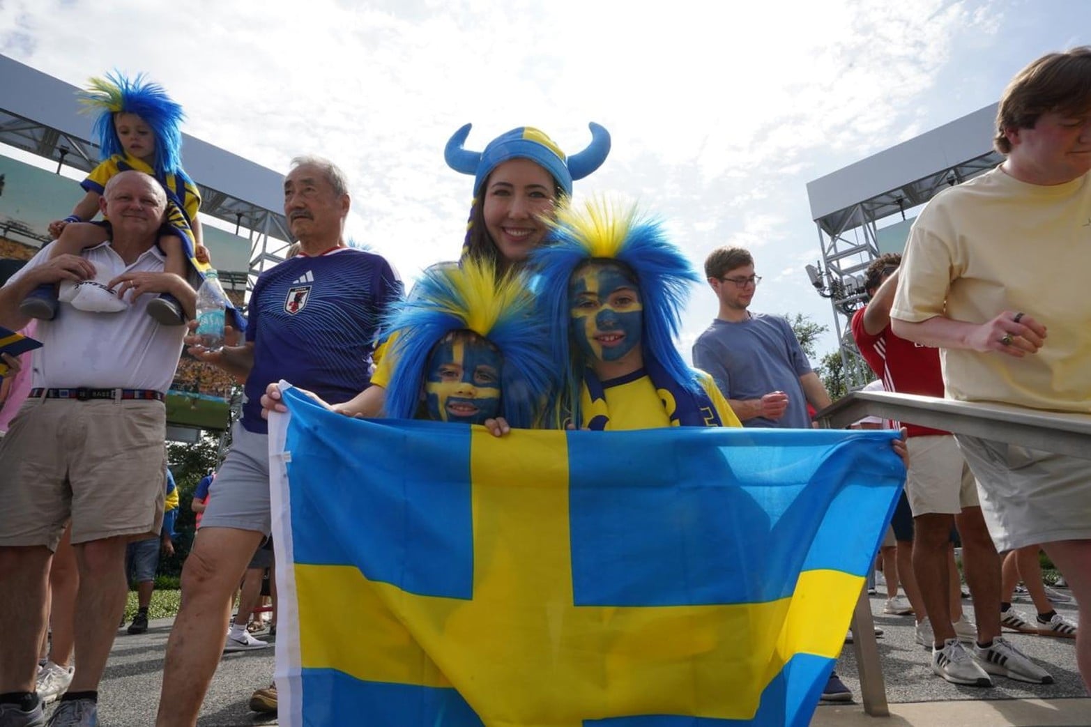 El color de los hinchas en el Mundial las parcialidades de Japón y Suecia