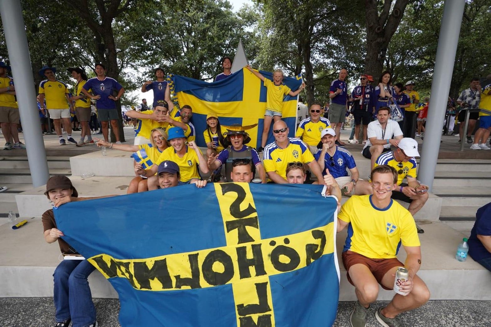 El color de los hinchas en el Mundial las parcialidades de Japón y Suecia