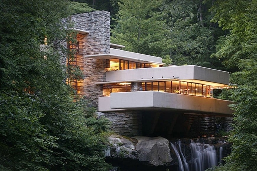 La Casa de la Cascada "no es un objeto depositado sobre un paisaje". La emoción no proviene solo de la forma, sino del diálogo con el lugar.