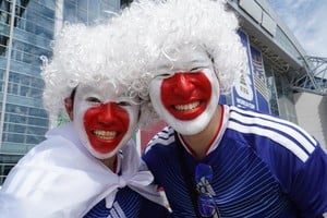 El color de los hinchas en el Mundial las parcialidades de Japón y Suecia