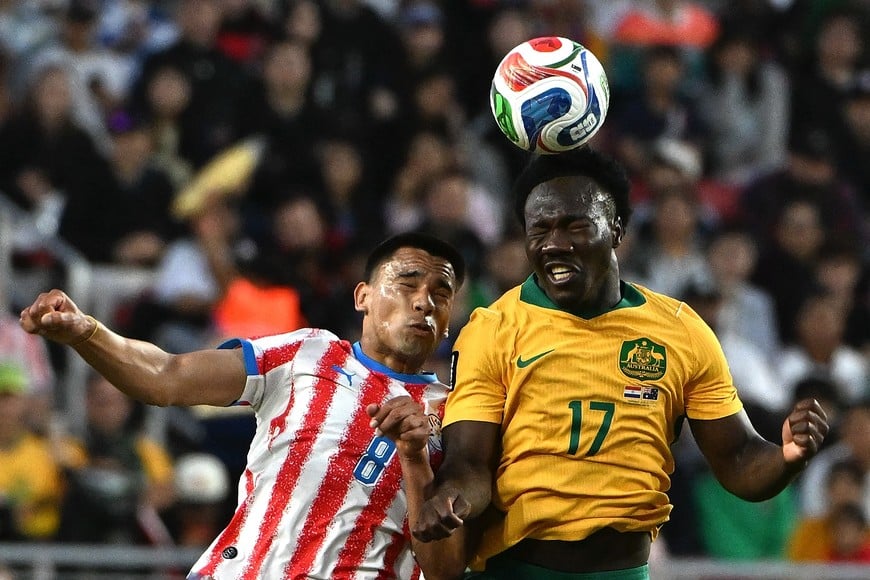 (260625) -- SAN FRANCISCO, 25 junio, 2026 (Xinhua) -- El jugador Diego Gómez (i), de Paraguay, disputa el balón con Nestory Irankunda (d), de Australia, durante el partido del Grupo D de la fase de grupos de la Copa Mundial de la FIFA 2026, celebrado en el Estadio Bahía de San Francisco, en San Francisco, Estados Unidos, el 25 de junio de 2026. (Xinhua/Ziyu Julian Zhu) (da) (ah)