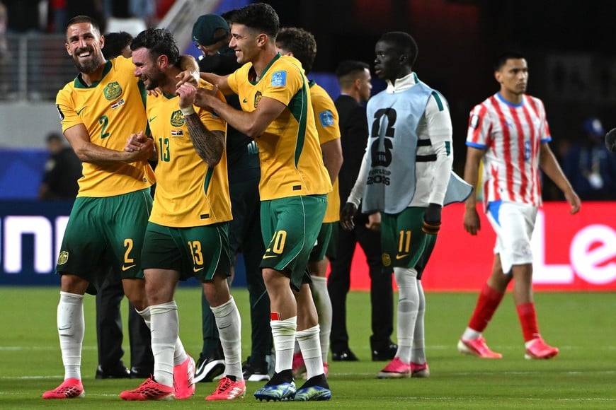 (260625) -- SAN FRANCISCO, 25 junio, 2026 (Xinhua) -- Jugadores de Australia son vistos al término del partido del Grupo D de la fase de grupos de la Copa Mundial de la FIFA 2026 ante Paraguay, celebrado en el Estadio Bahía de San Francisco, en San Francisco, Estados Unidos, el 25 de junio de 2026. (Xinhua/Ziyu Julian Zhu) (da) (ah)