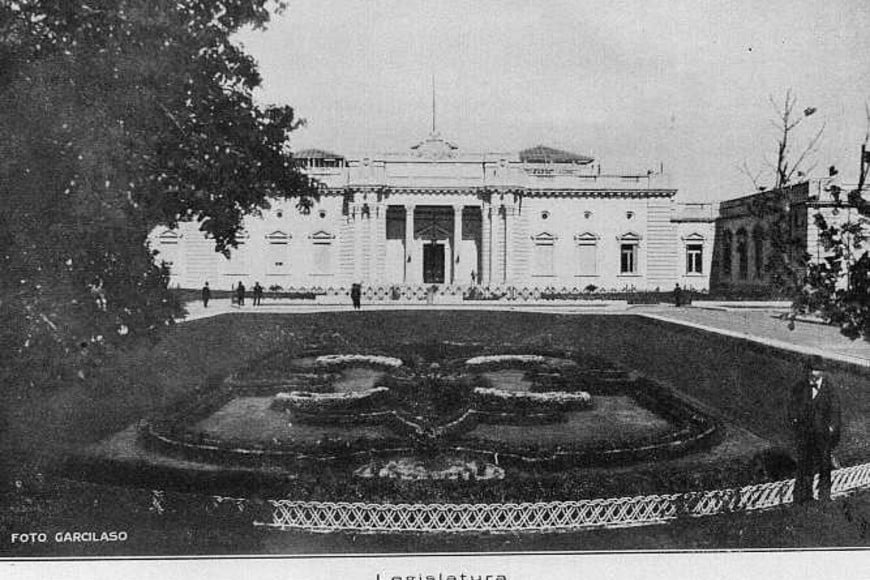 “Versallesca” imagen del Palacio Legislativo desde la calle General López. Archivo municipal.
