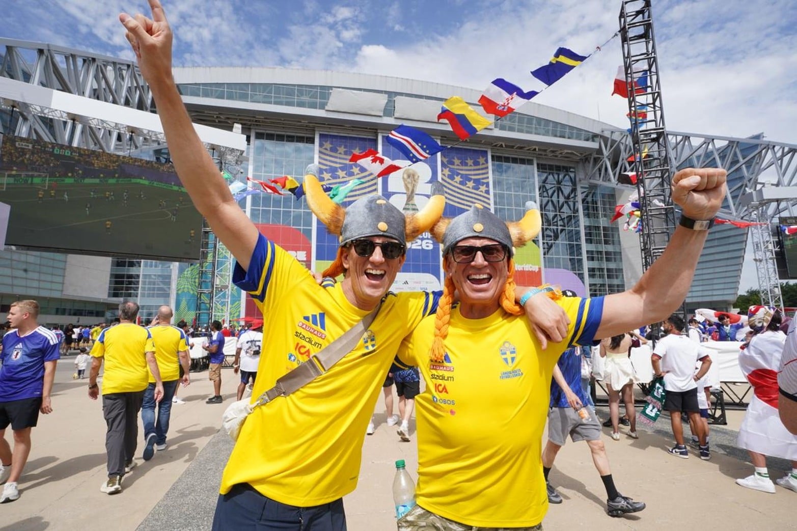 El color de los hinchas en el Mundial las parcialidades de Japón y Suecia