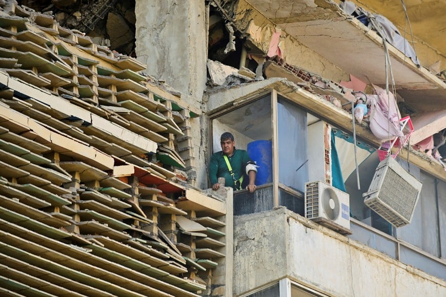 A man involved in rescue efforts looks on from a damaged building, in the aftermath of earthquakes in La Guaira, Venezuela, June 25, 2026. REUTERS/Maxwell Briceno  REFILE - QUALITY REPEAT