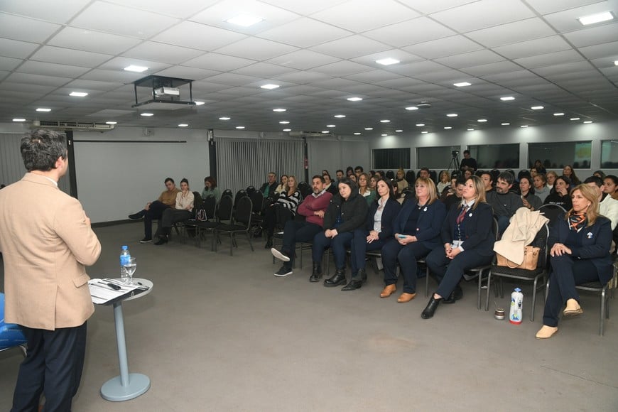 El fiscal Francisco Cecchini expuso en el cierre del ciclo “Acompañar para cuidar” sobre el nuevo régimen penal juvenil en Santa Fe organizado por el Centro Educativo Jerárquicos