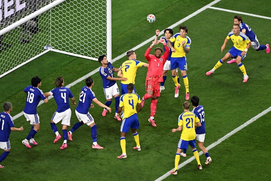 (260625) -- DALLAS, 25 junio, 2026 (Xinhua) -- El guardameta Suzuki Zion (c), de Japón, ataja el balón durante el partido del Grupo F de la fase de grupos de la Copa Mundial de la FIFA 2026 ante Suecia, celebrado en el Estadio Dallas, en Dallas, Estados Unidos, el 25 de junio de 2026. (Xinhua/Cheng Min) (da) (ah)