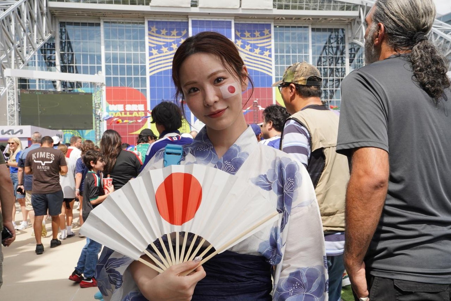 El color de los hinchas en el Mundial las parcialidades de Japón y Suecia