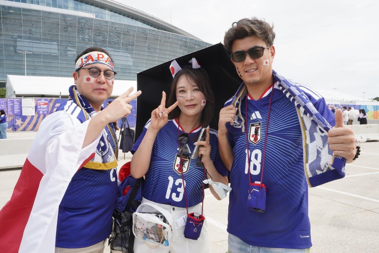 El color de los hinchas en el Mundial las parcialidades de Japón y Suecia
