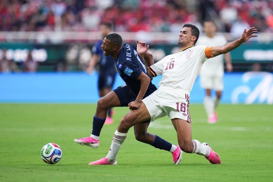(260626) -- GUADALAJARA, 26 junio, 2026 (Xinhua) -- El jugador Nicolás de la Cruz (i), de Uruguay, disputa el balón con Rodri (d), de España, durante el partido del Grupo H de la fase de grupos de la Copa Mundial de la FIFA 2026, celebrado en el Estadio Guadalajara, en Guadalajara, México, el 26 de junio de 2026. (Xinhua/Martín Zabala) (da) (vf)