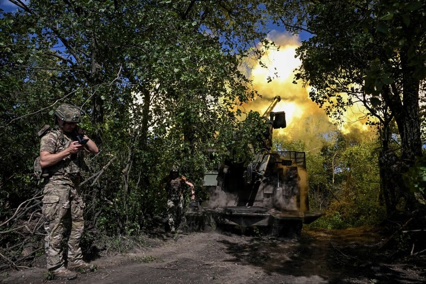 Servicemen of the 148th Separate Artillery Zhytomyr Brigade of the Armed Forces of Ukraine fire a CAESAR self-propelled howitzer towards Russian troops at a position on the front line, amid Russia's attack on Ukraine, in Dnipropetrovsk region, Ukraine June 23, 2026. REUTERS/Stringer