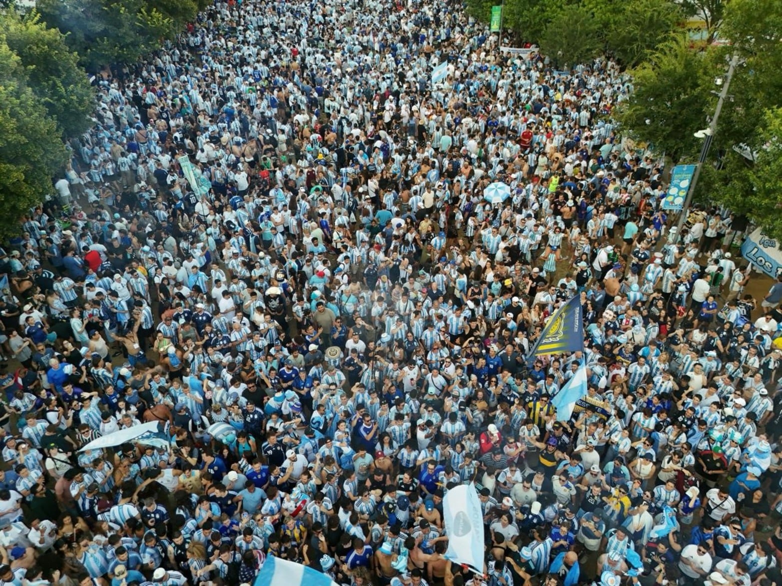 El Litoral presente en el banderazo en Dallas. 