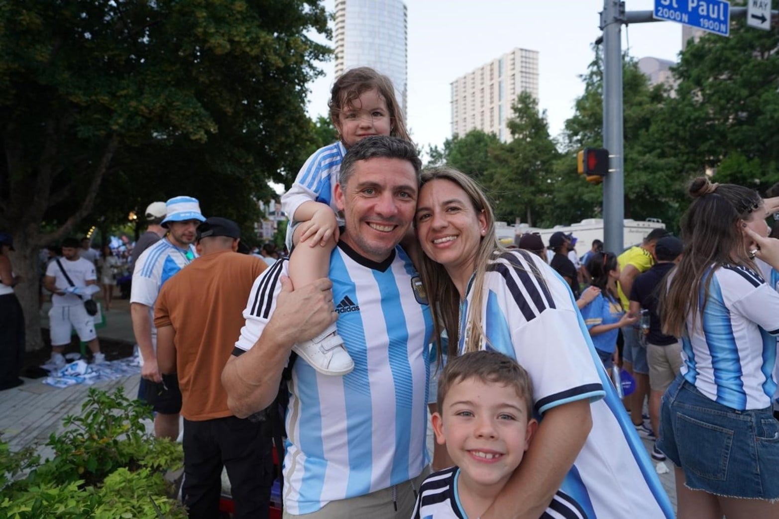 El Litoral presente en el banderazo en Dallas. 