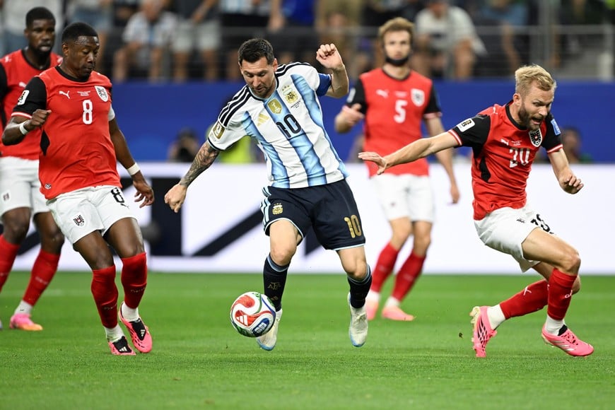 (260622) -- DALLAS, 22 junio, 2026 (Xinhua) -- El jugador Lionel Messi (c), de Argentina compite durante el partido del Grupo J de la fase de grupos de la Copa Mundial de la FIFA 2026 ante Austria, celebrado en el Estadio Dallas, en Dallas, Estados Unidos, el 22 de junio de 2026. (Xinhua/Cheng Min) (rtg) (ce)